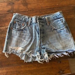 Levi’s ripped 501 Jean shorts size 25 in waveline